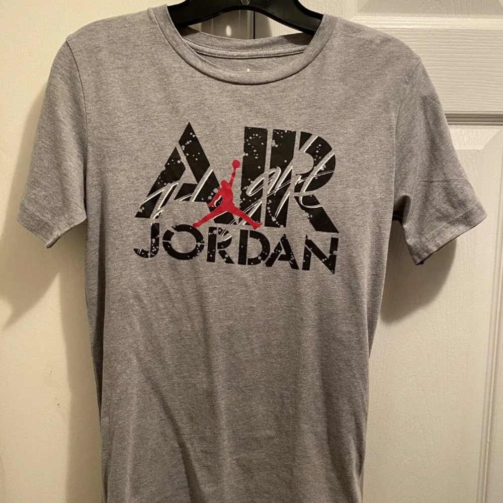 Air Jordan Flight Nike Basketball Jumpman Youth/Kids Gray Graphic T-shirt.
